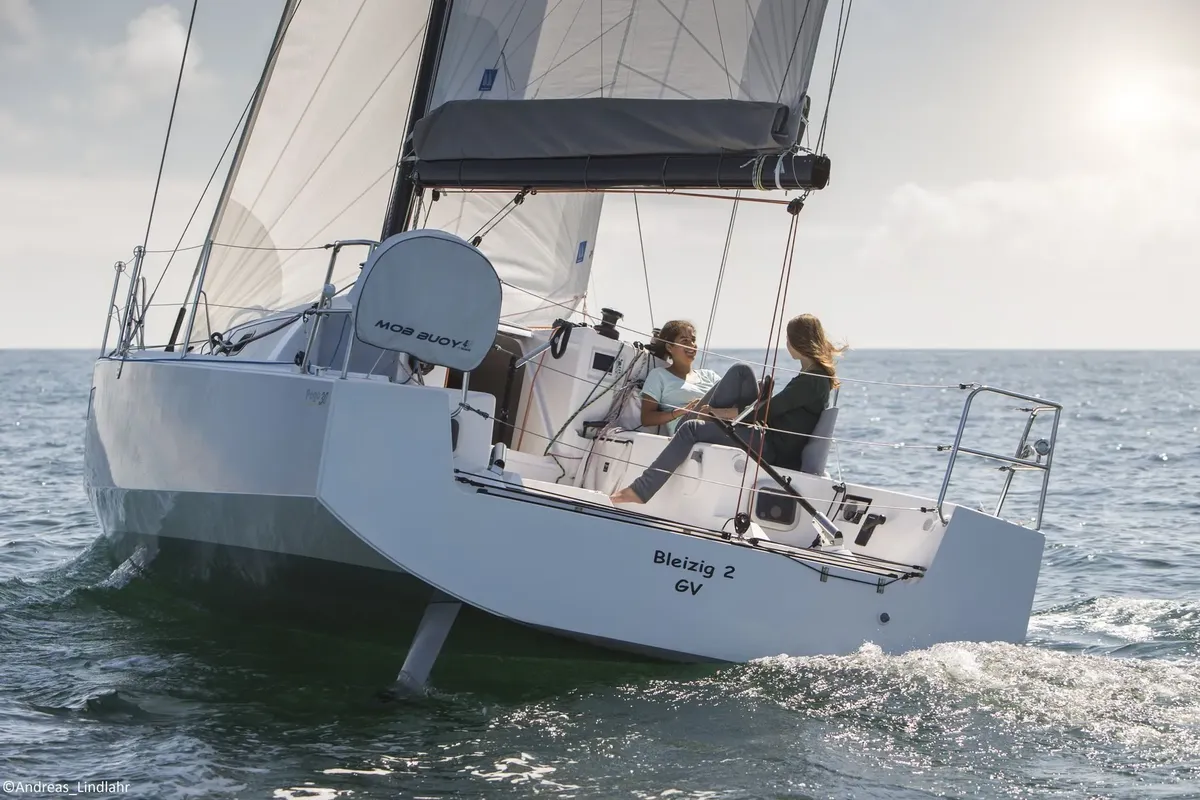 Pogo Structures 30: Zeilboot vaart op zee