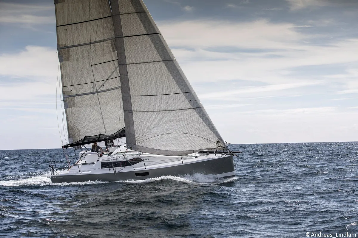 Pogo Structures 36: Zeilboot varend op zee