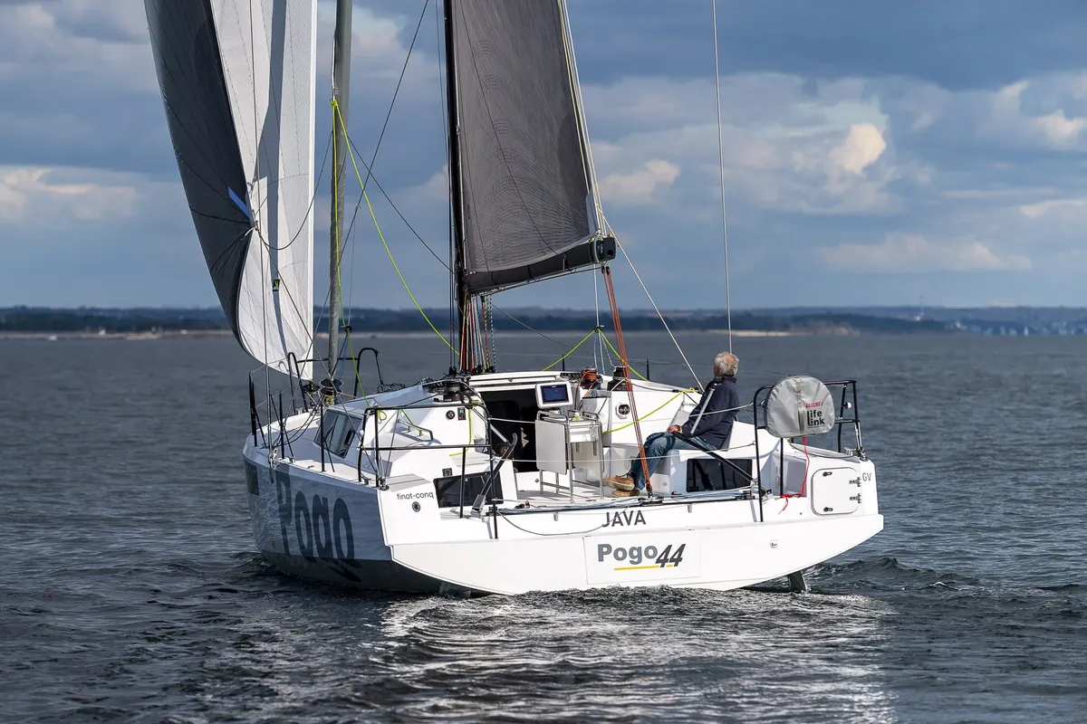 Pogo Structures 44: Zeilboot varend op water