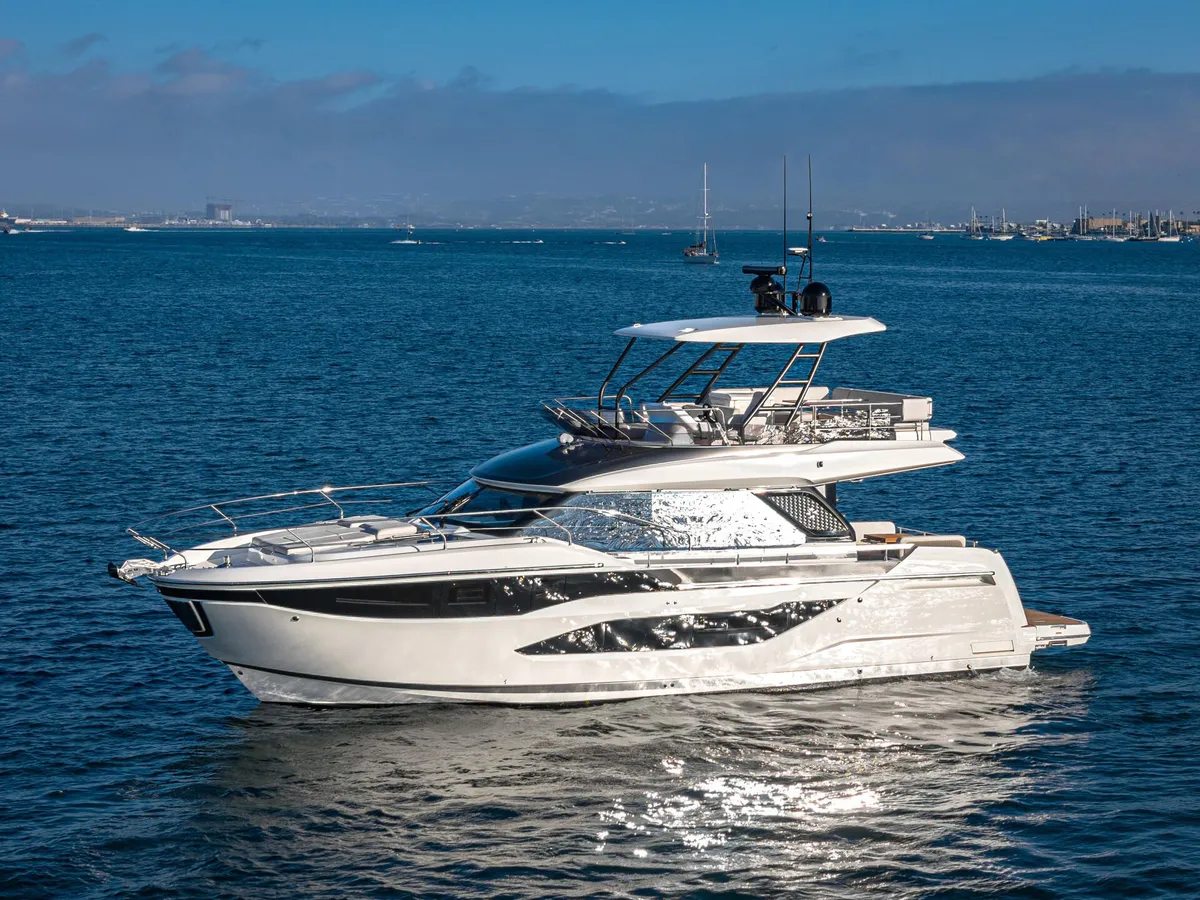 Prestige Yachts F4.9: Witte motorjacht varend op zee