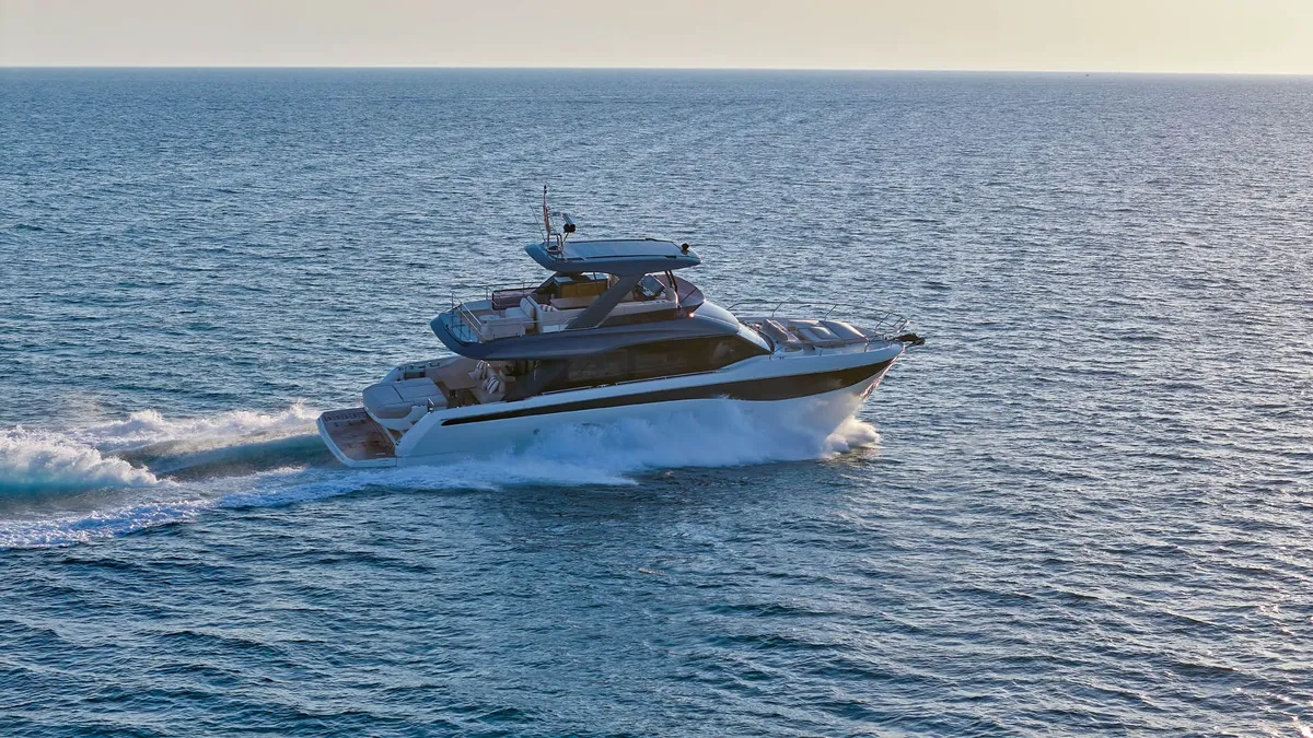 Prestige Yachts F6.7: Jacht varend op zee