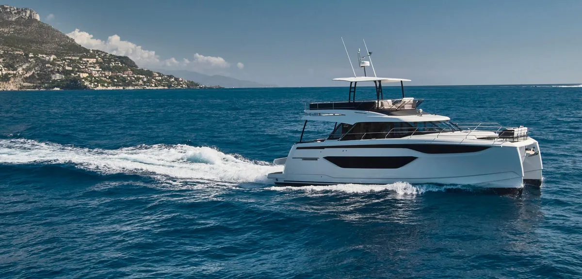 Prestige Yachts M48: Witte motorboot vaart op zee