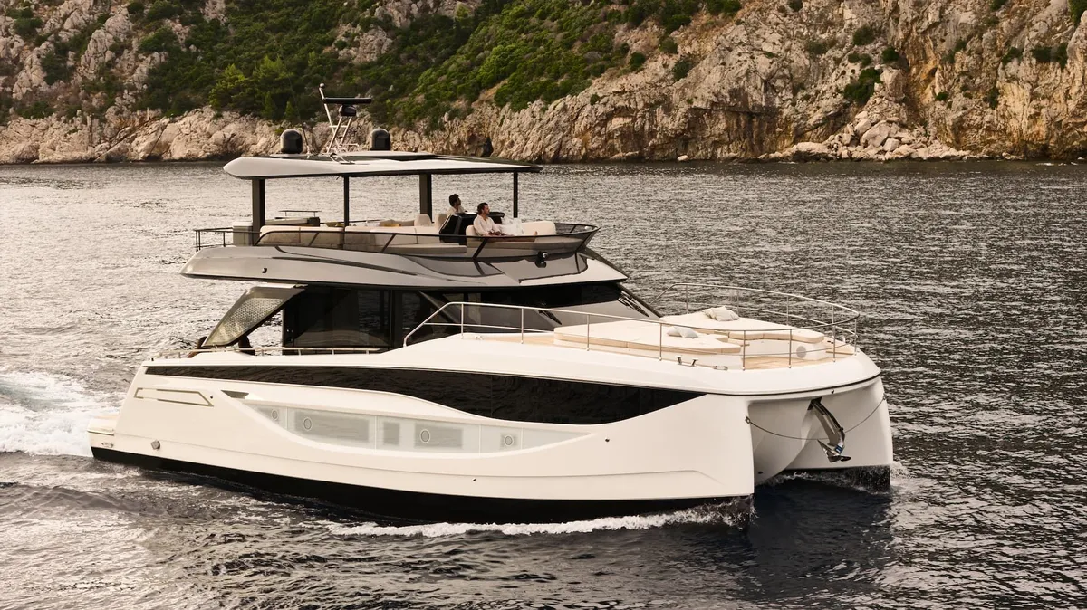 Prestige Yachts M7: Catamaran vaart langs rotsachtige kust