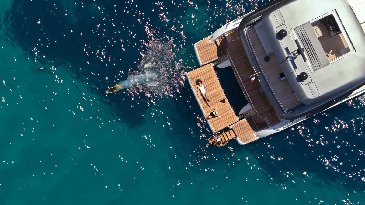 Prestige Yachts M7: Luchtfoto catamaran met zwemmers zee