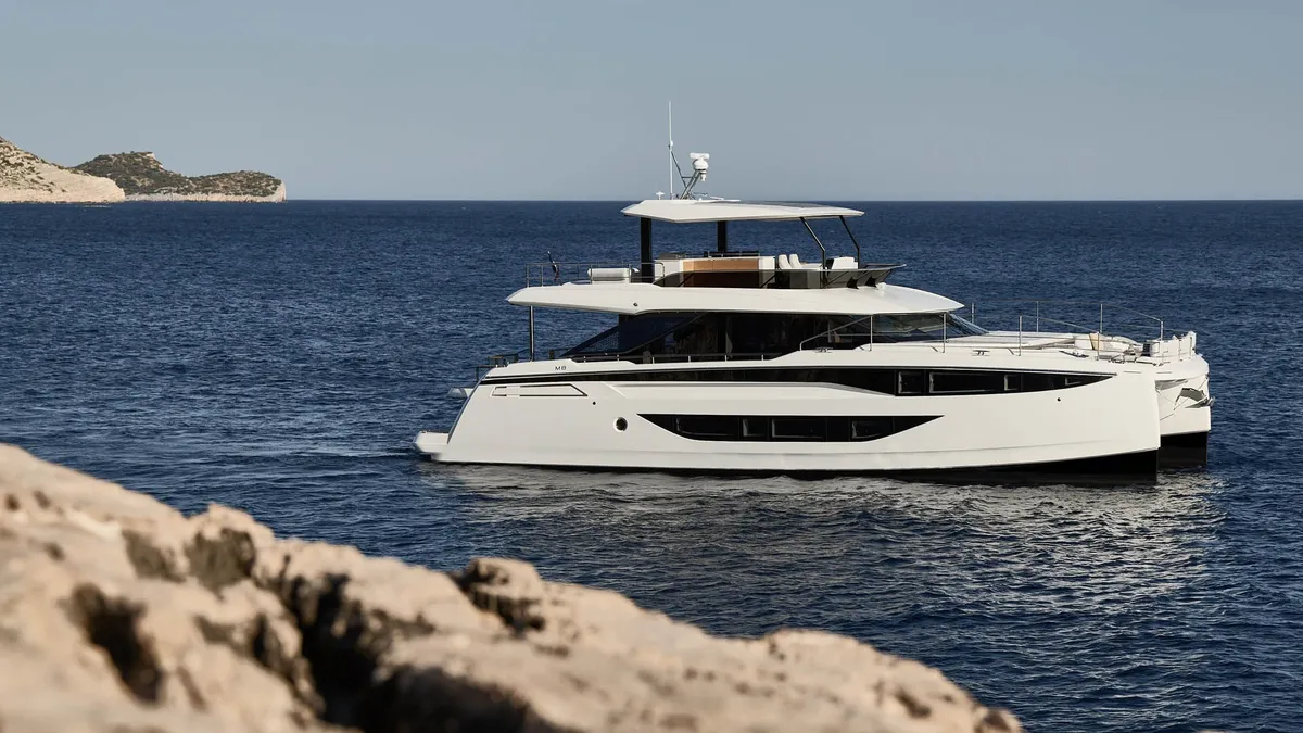 Prestige Yachts M8 EVO: Witte catamaran varend bij kustlijn