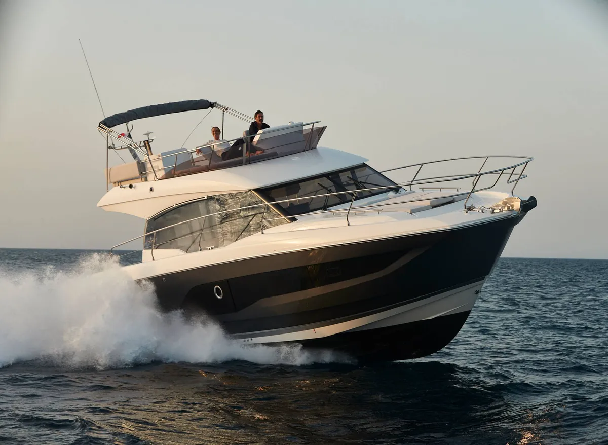 Prestige Yachts 420: Boot varend op zee