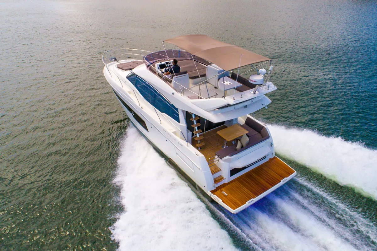 Prestige Yachts 460: Boot varend op water
