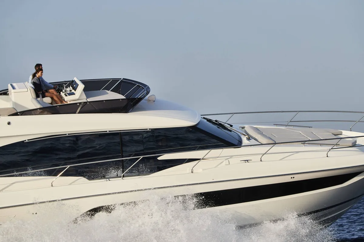 Prestige Yachts 590: Boot varend op zee met opspattend water