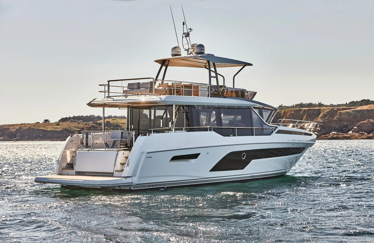 Prestige Yachts X60: Motorjacht varend op zee