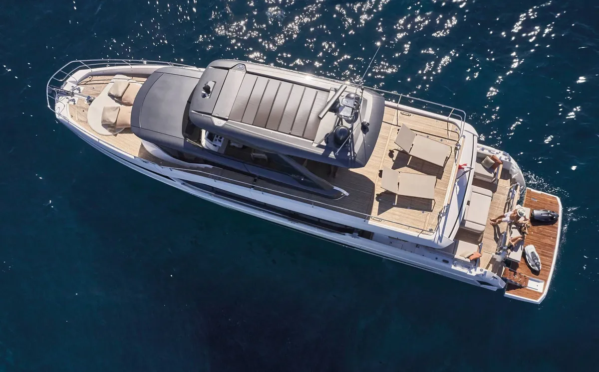 Prestige Yachts X70: Luchtfoto van jacht op zee