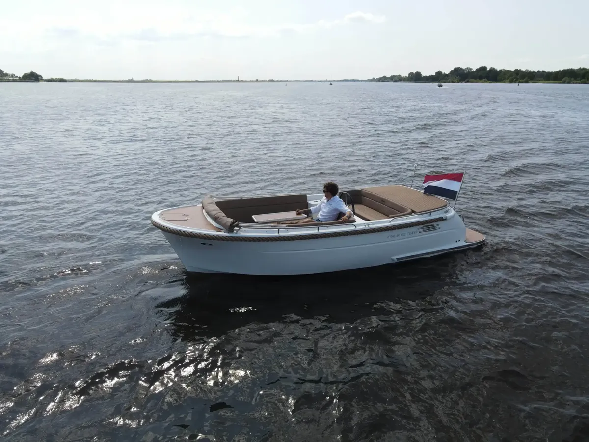 Primeur 610 Tender: Sloep vaart op water