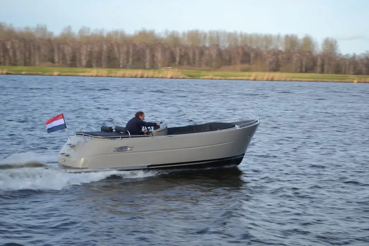 Primeur 620 Tender: Boot varend op meer