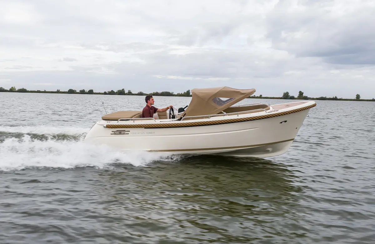 Primeur 625 Tender: Boot varend op water