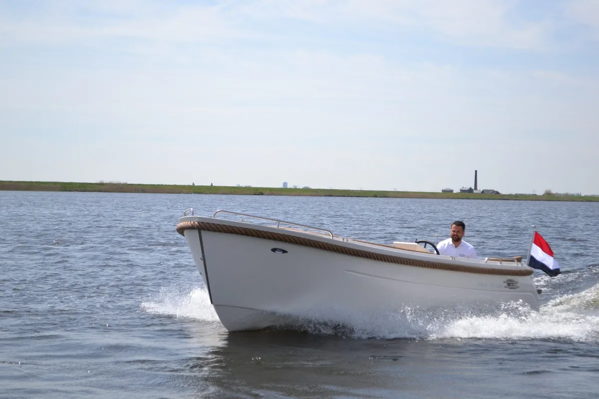 Primeur 700 Lounge: Boot varend op water