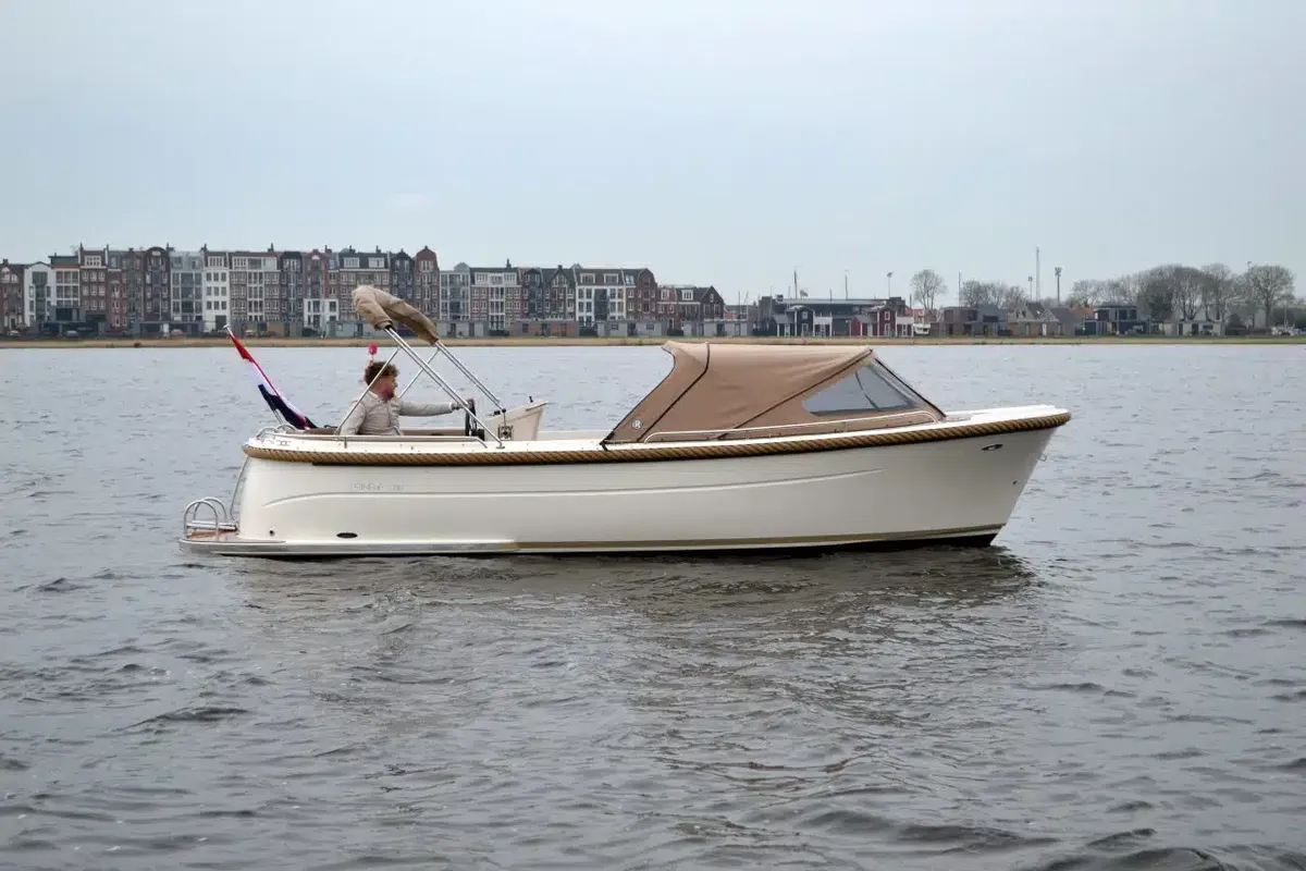 Primeur 700 Sloep: Witte boot vaart op water