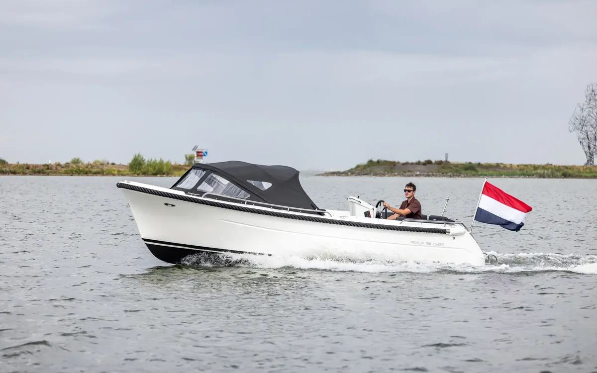 Primeur 700 Tender: Boot varend op water