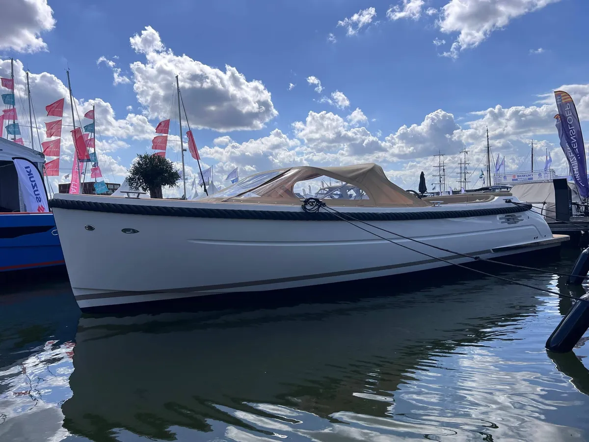 Primeur 850: Witte boot afgemeerd in jachthaven