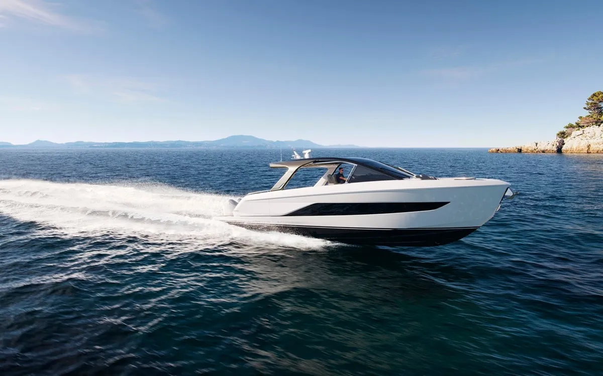 Princess C48 Open: Witte boot varend op zee