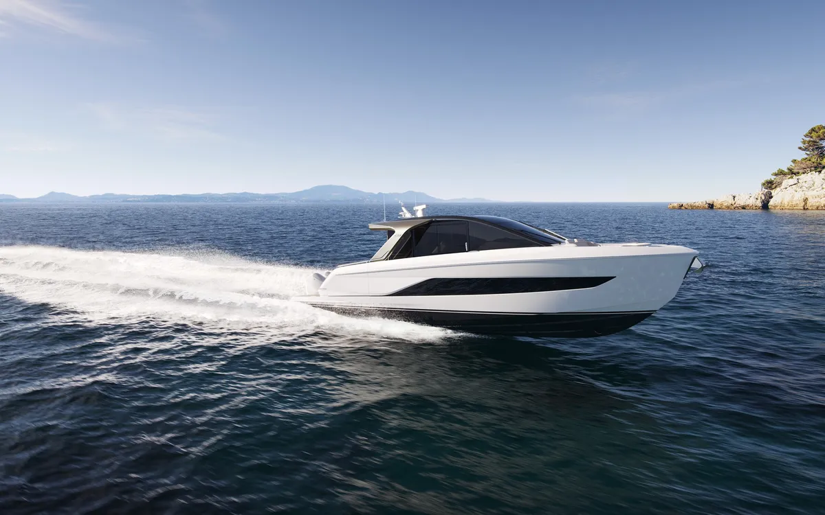 Princess C48: Witte boot varend op zee