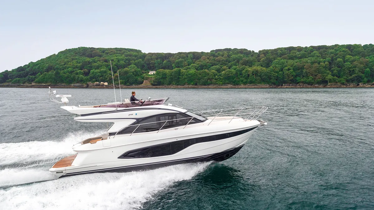 Princess F45: Witte boot varend op water