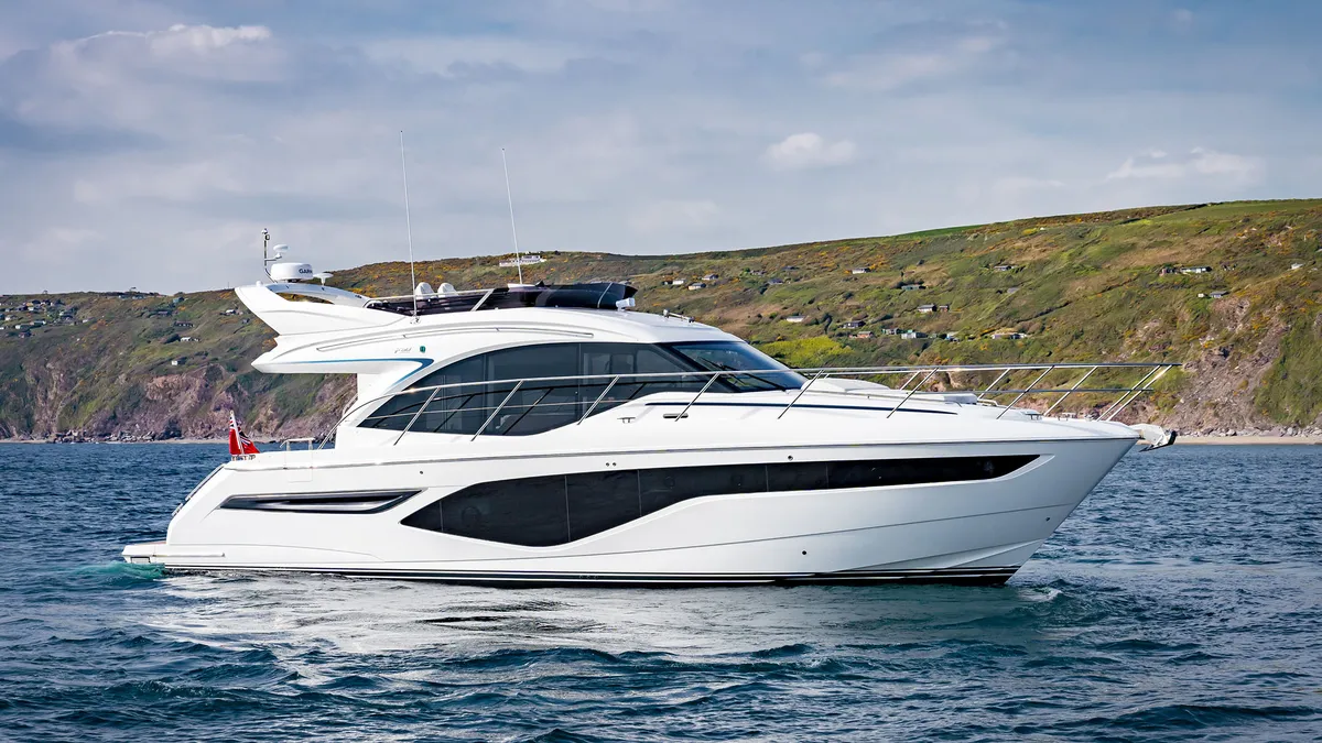 Princess F50: Witte motorboot varend op zee
