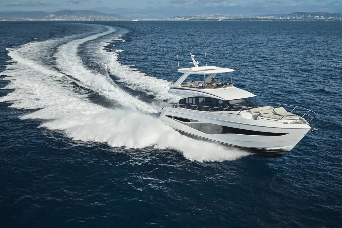 Princess F58: Witte boot varend op zee