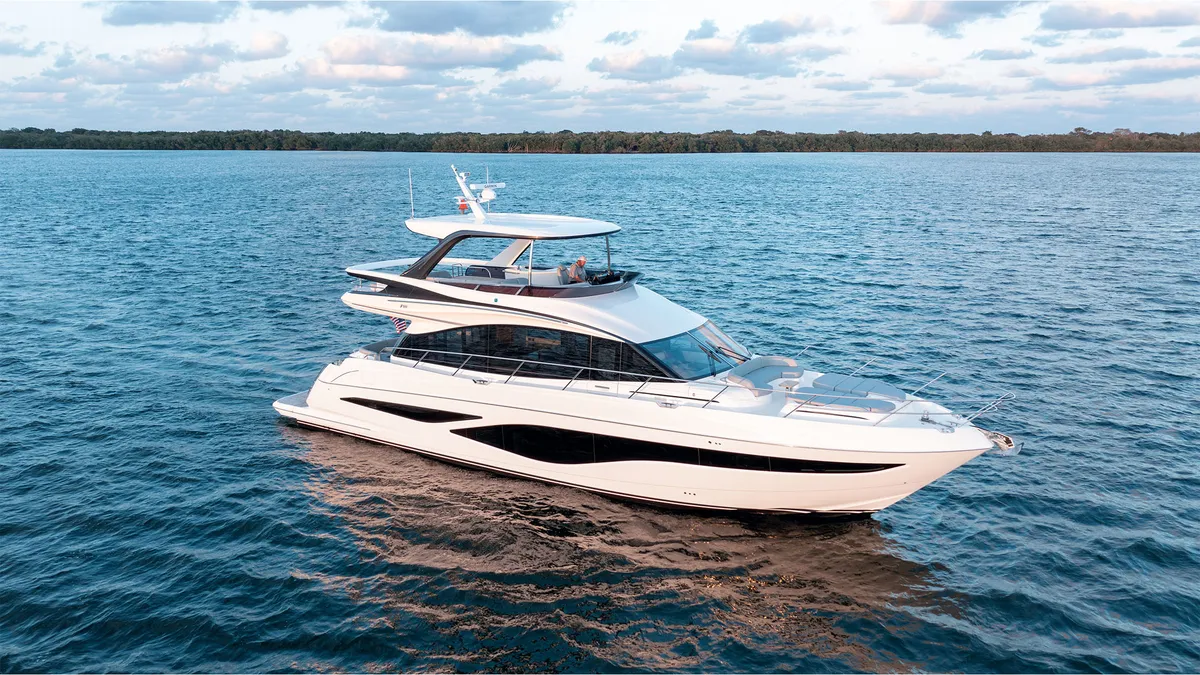 Princess F65: Jacht varend op water