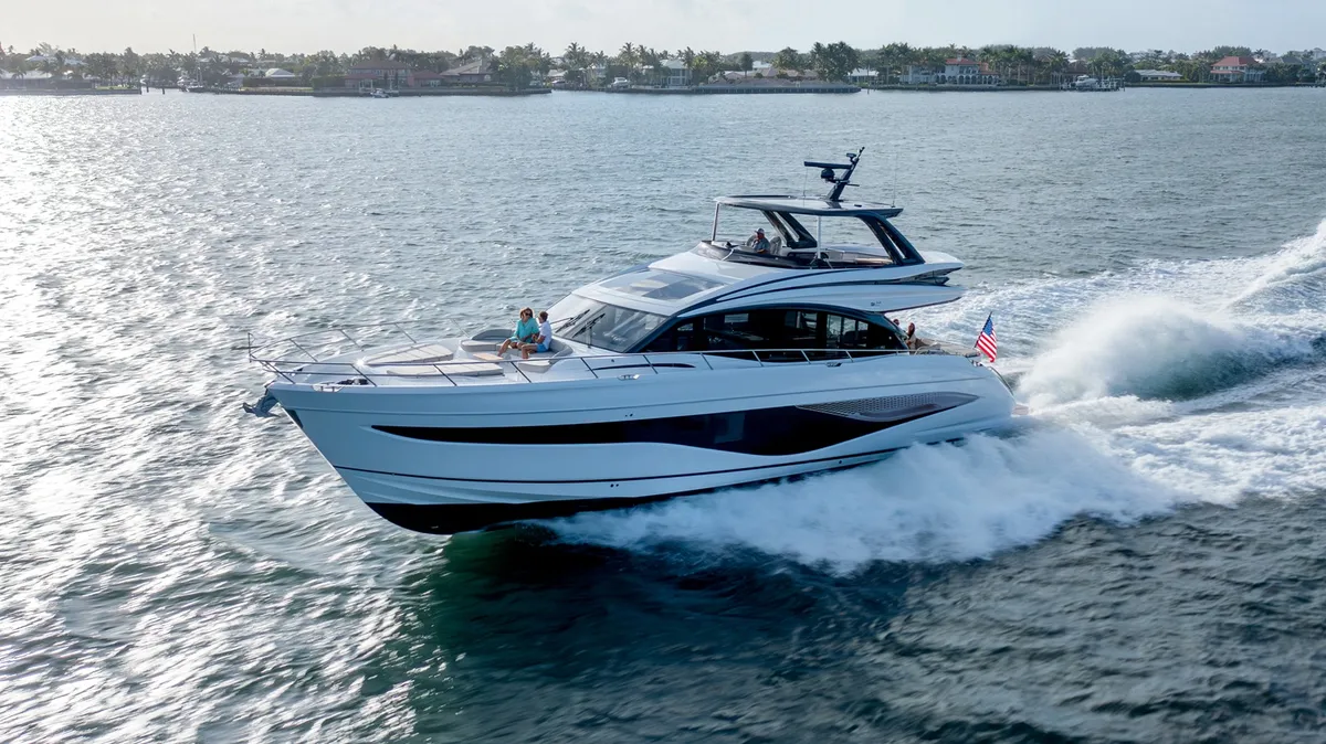 Princess S74: Jacht varend op water