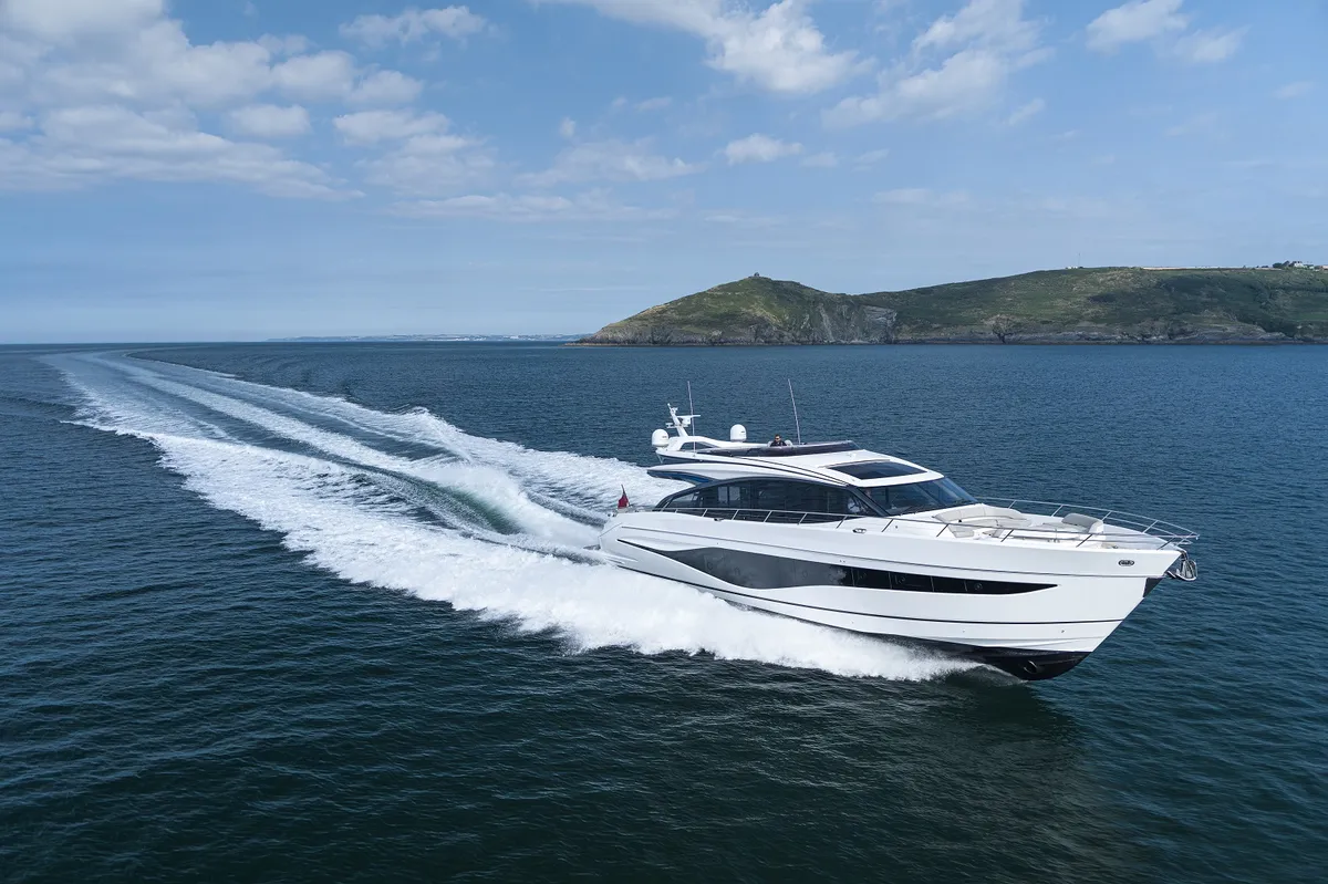 Princess S80: Boot varend op zee
