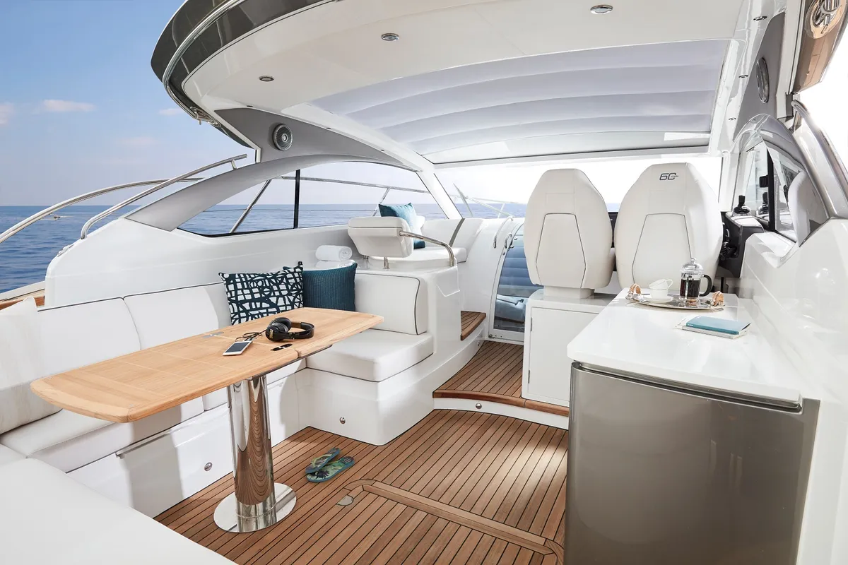 Princess V40: Cockpit met zitbank en tafel