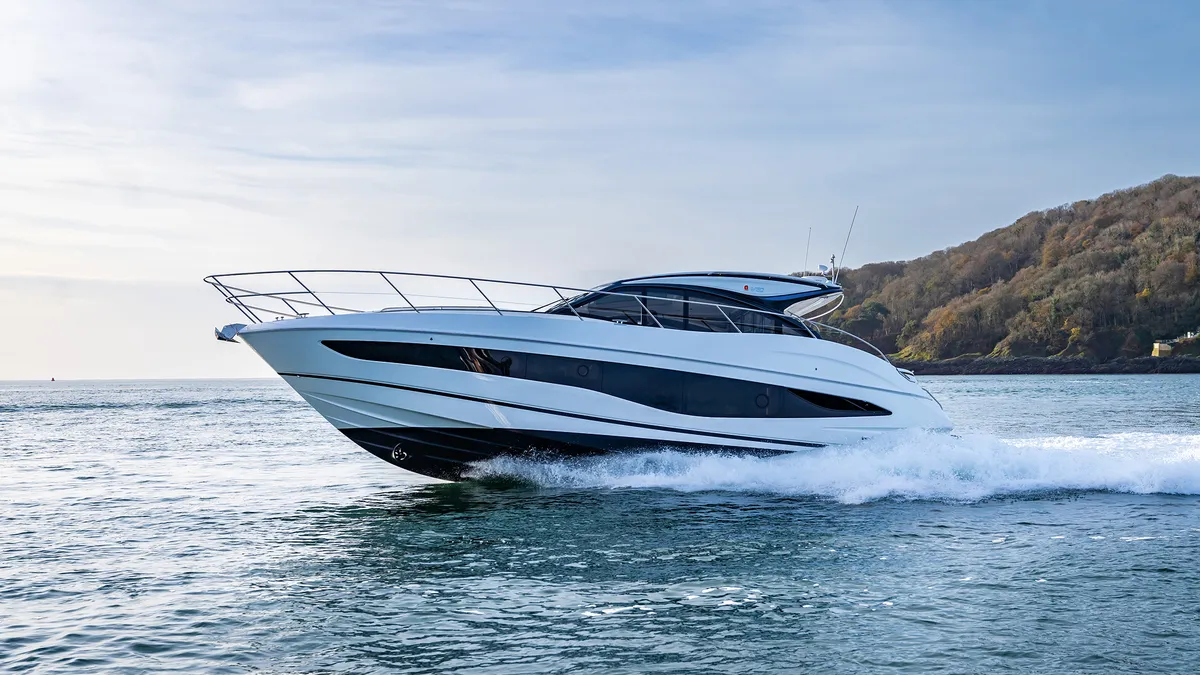 Princess V50: Witte boot vaart op zee