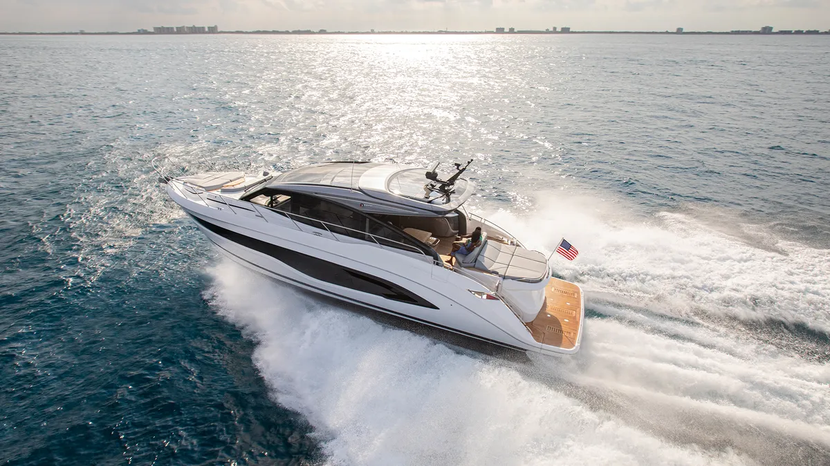 Princess V55: Boot varend op zee