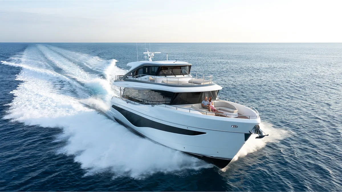 Princess X80: Jacht varend op zee met kielzog