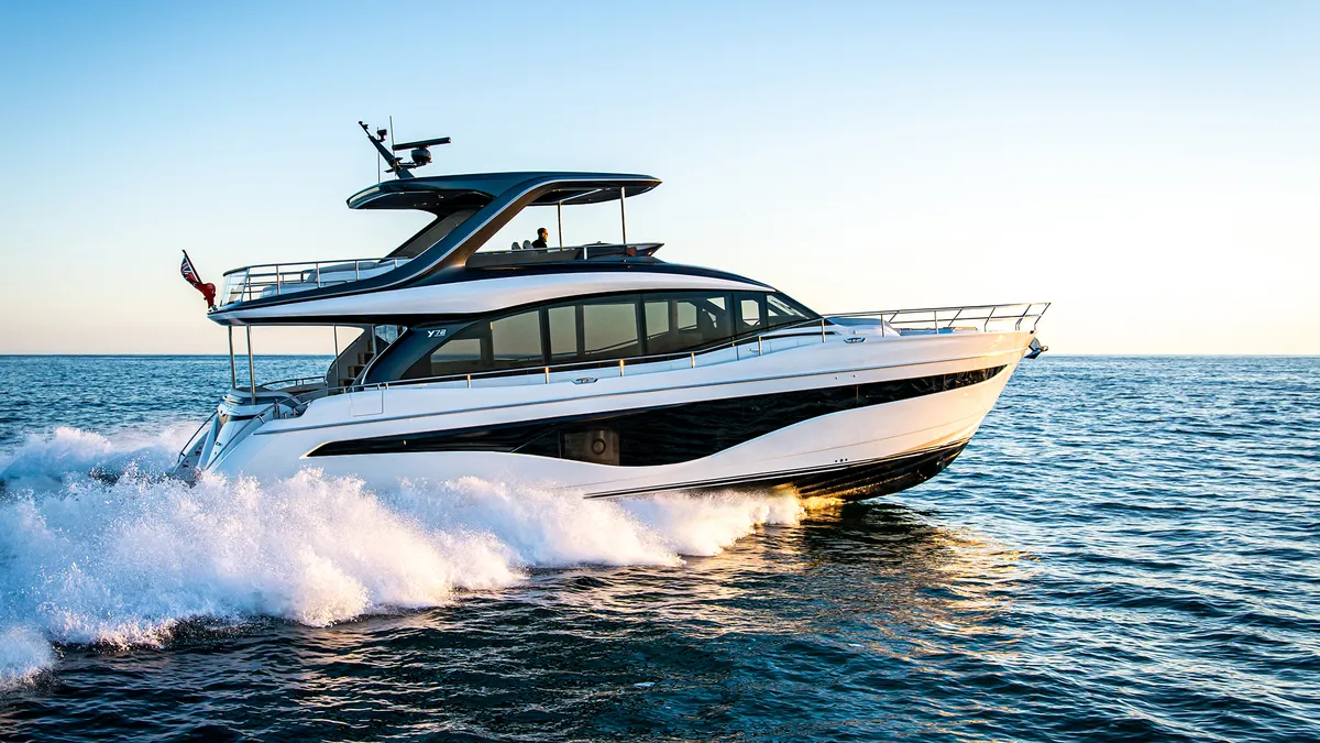 Princess Y72: Jacht varend op zee