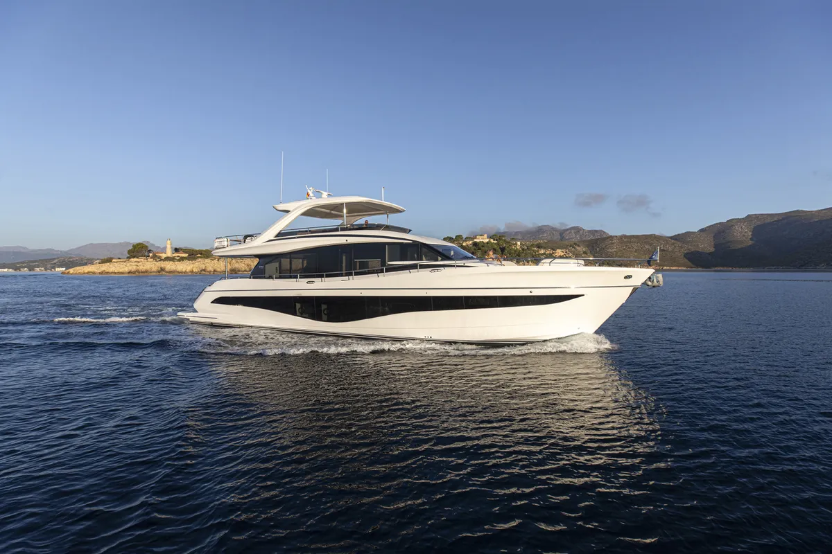 Princess Y80: Witte jacht vaart op zee