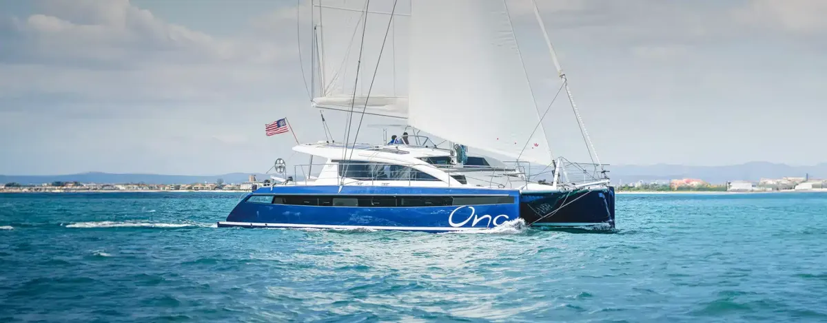 Privilege Marine 510: Zeilcatamaran varend op zee