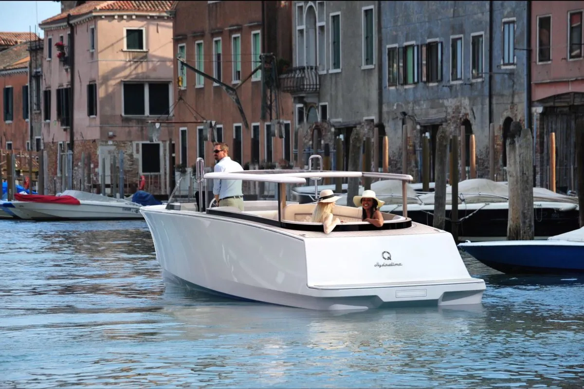 Q Yachts Q30 Limousine: Boot varend op kanaal