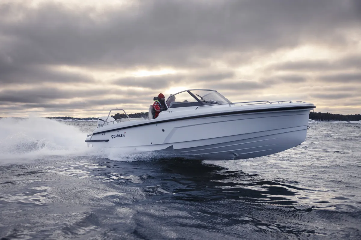 Quarken Boats 27 Open: Witte boot varend op zee