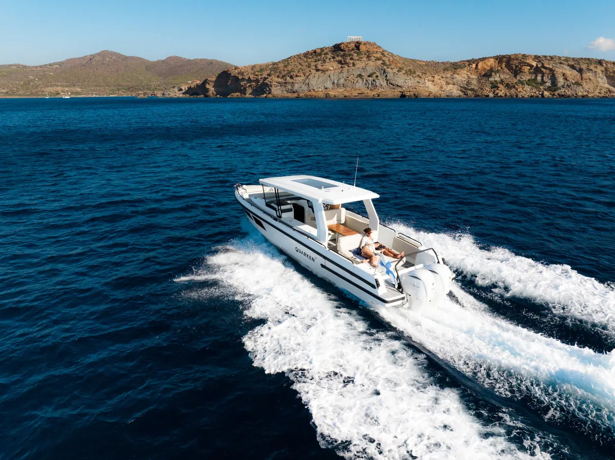 Quarken Boats 35 Grand Tourer: Boot varend op zee bij kust
