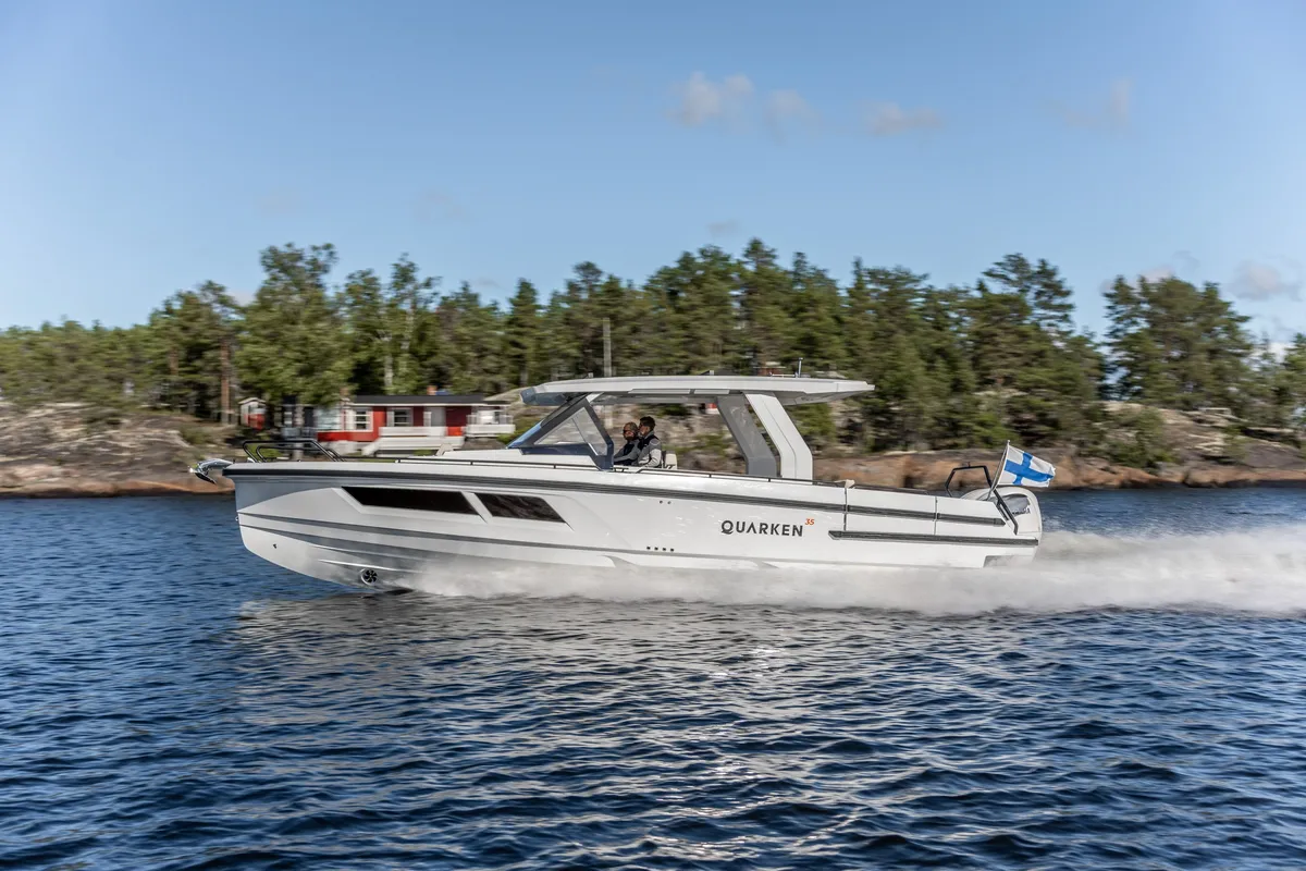 Quarken Boats 35 Sport Tourer: Boot varend op water