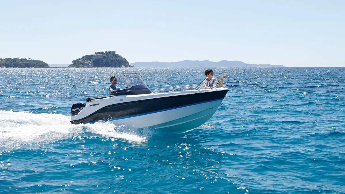 Quicksilver 455 Open: Speedboot vaart over zee