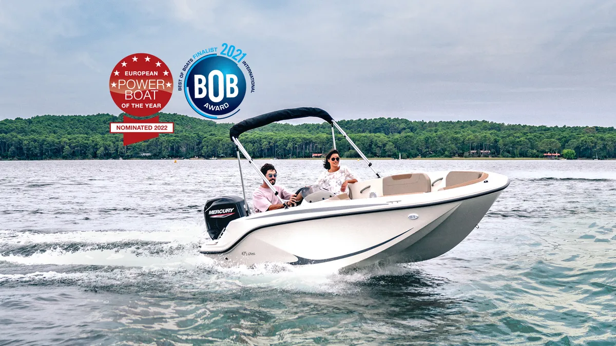 Quicksilver 475 aXess: Boot varend op water met inzittenden