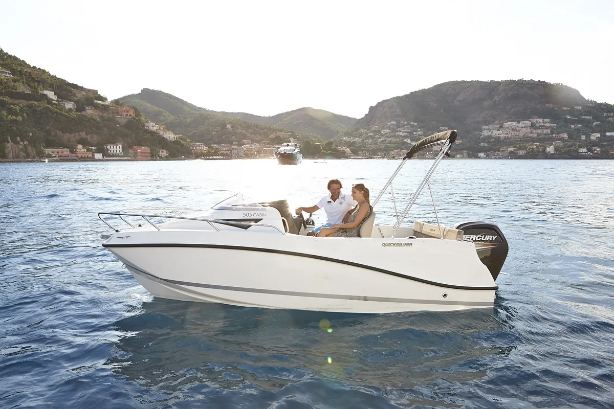 Quicksilver 505 Cabin: Boot varend op zee bij kust