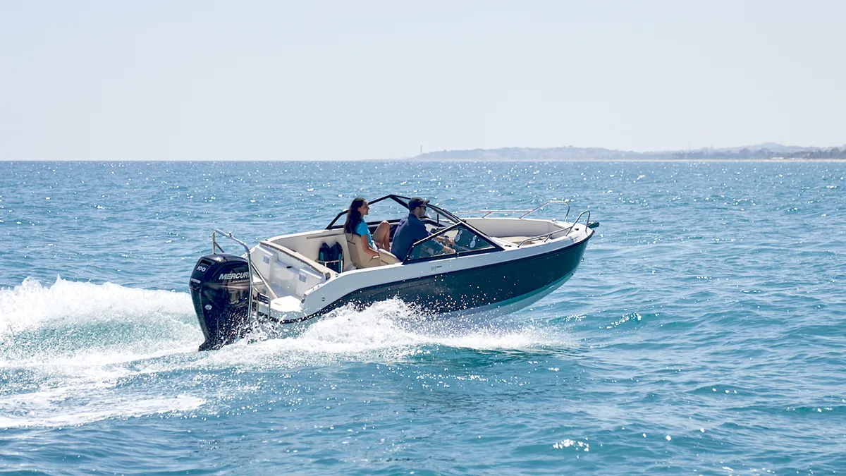 Quicksilver 555 Bowrider: Speedboot varend op zee