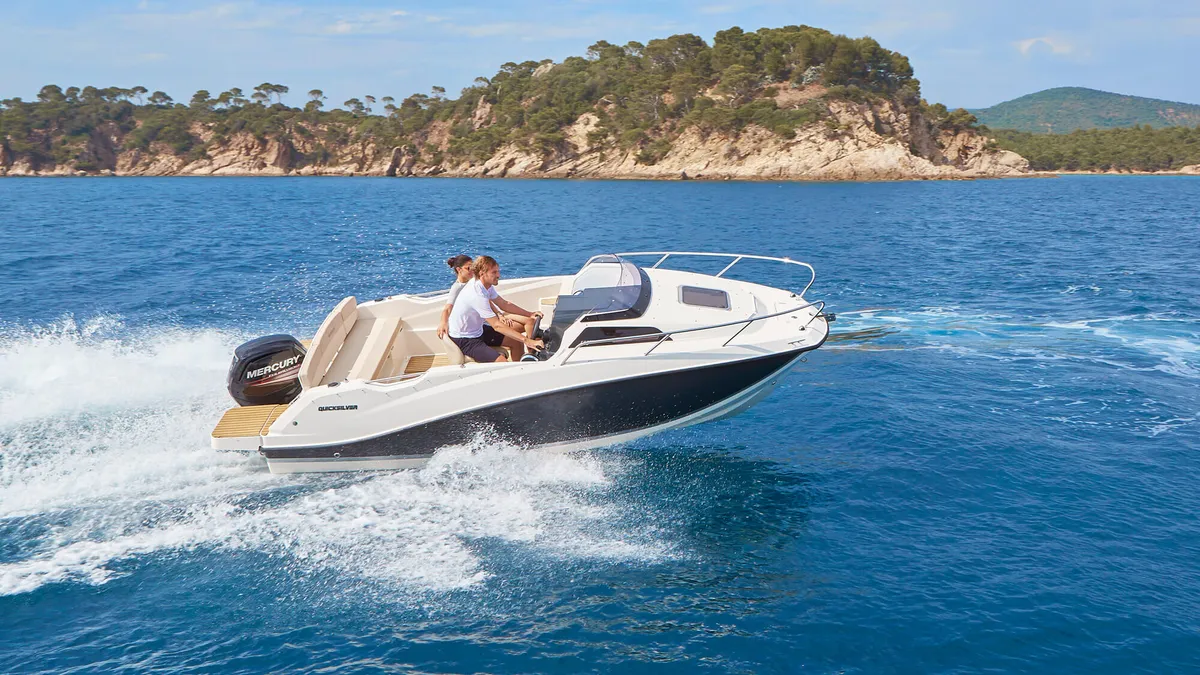 Quicksilver 555 Cabin: Speedboot varend voor kustlijn