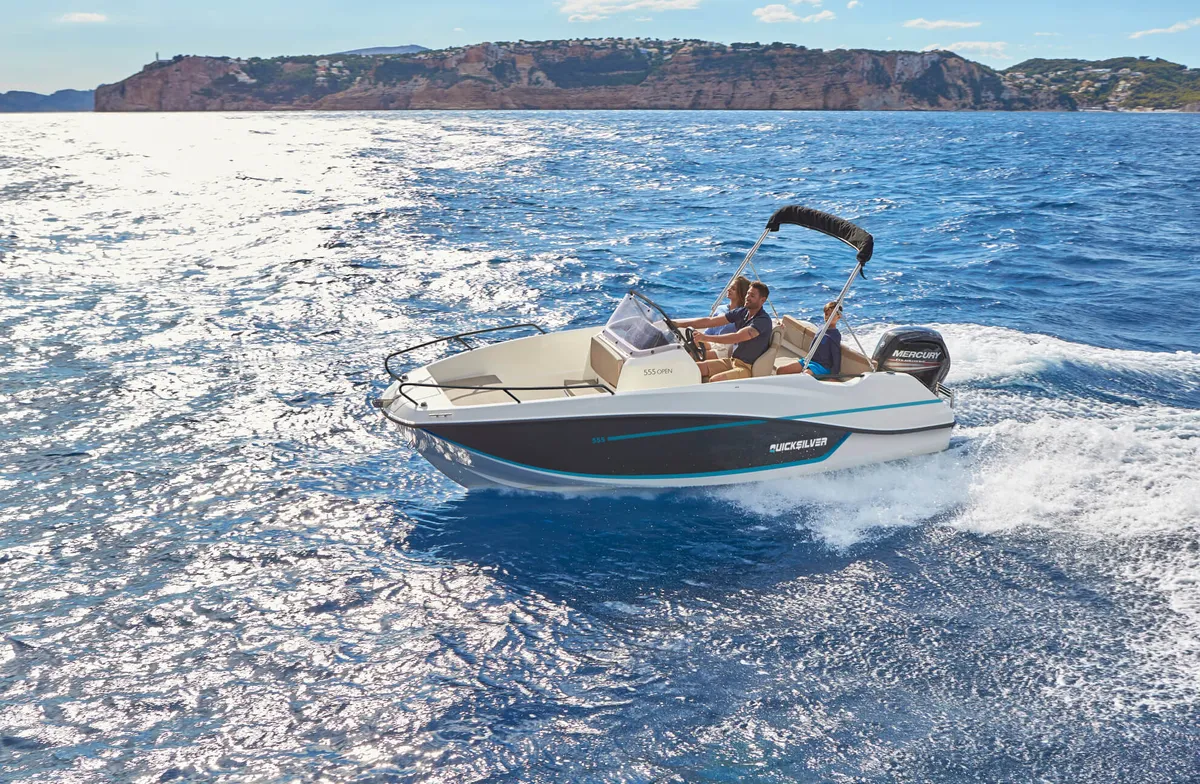 Quicksilver 555 Open: Boot varend op zee met kust