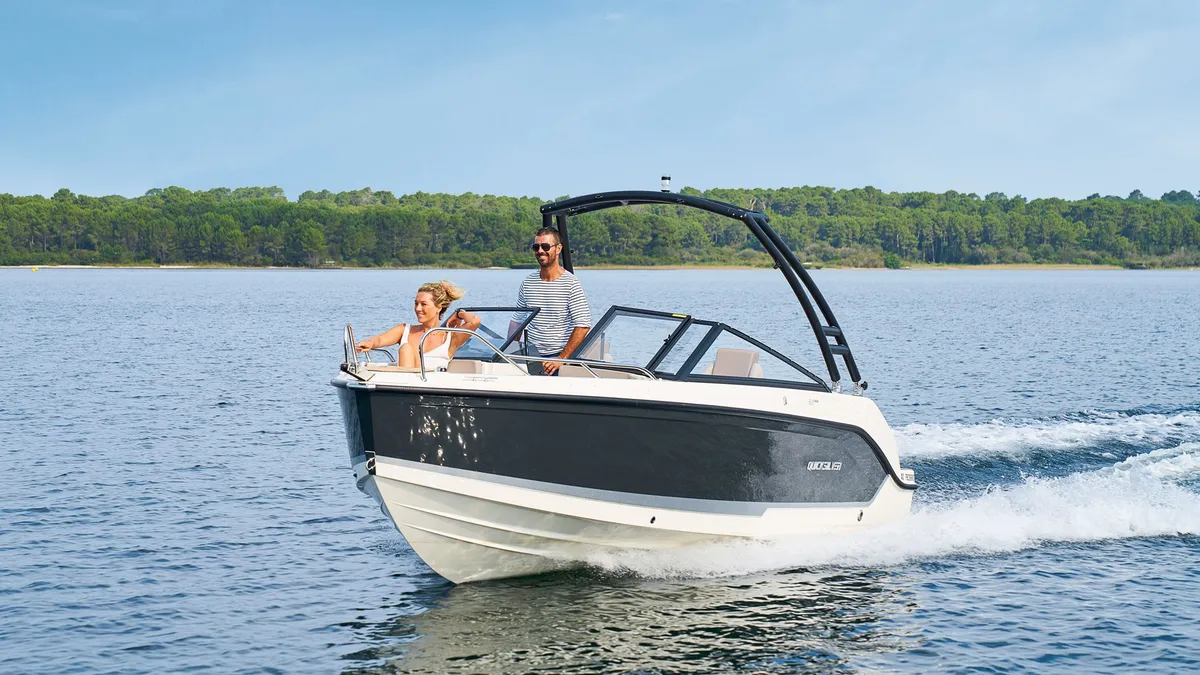 Quicksilver 605 Bowrider: Boot varend op meer met bomen