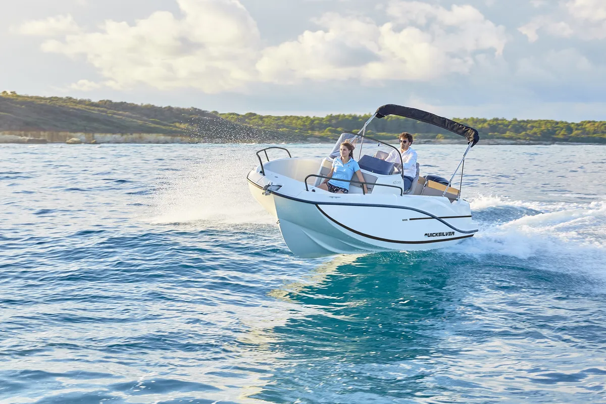 Quicksilver 605 Open: Speedboot vaart over zee