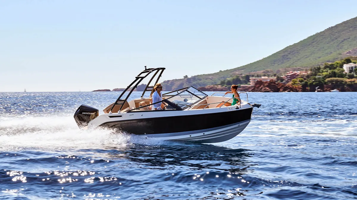 Quicksilver 675 Bowrider: Speedboot varend op zee