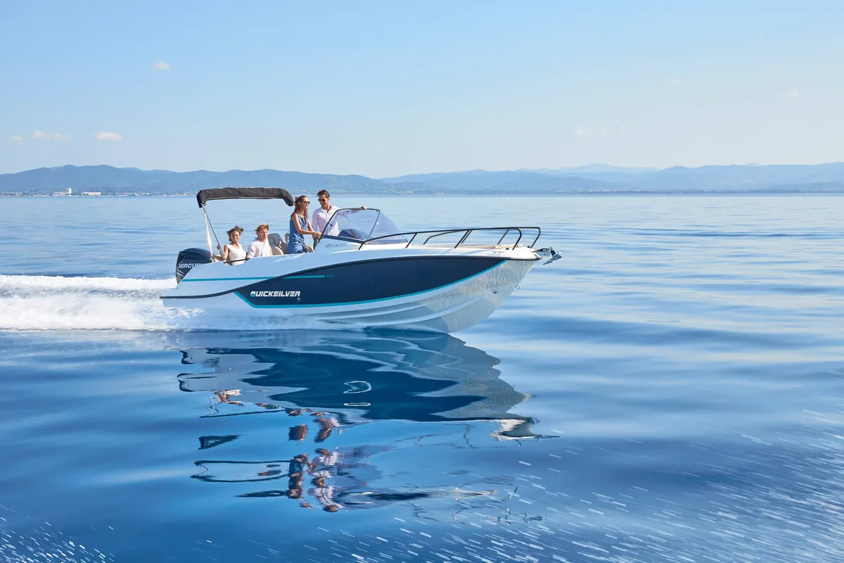 Quicksilver 675 Sundeck: Quicksilver boot varend op zee